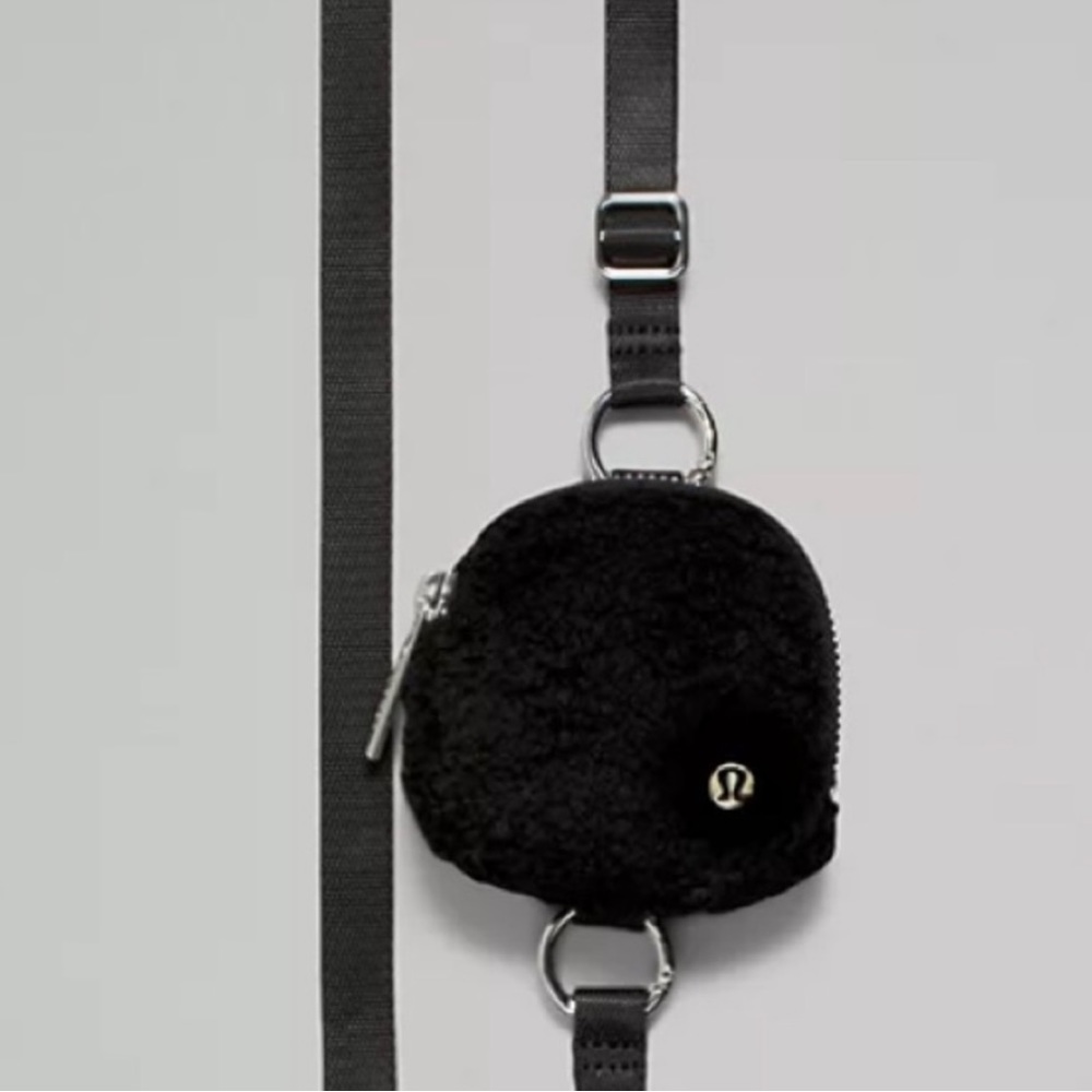 Sale!▪️Lululemon Fleece Crossbody in Black - Picture 4 of 7